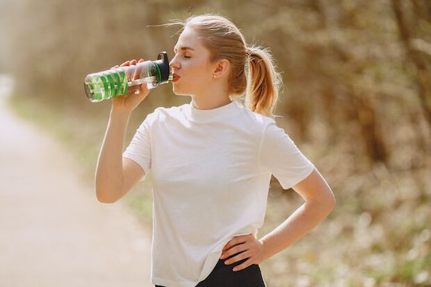 For a flat stomach, you must adhere to the drinking regime, taking in enough water